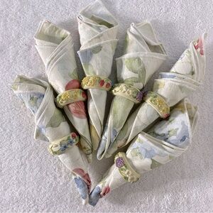 Vintage Floral Napkin Set with Textured Decorative Rings Cottagecore Grannycore
